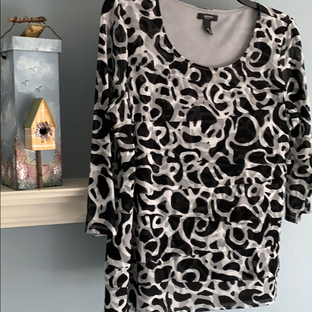 🌹Beautiful Black & White Print Top🌹